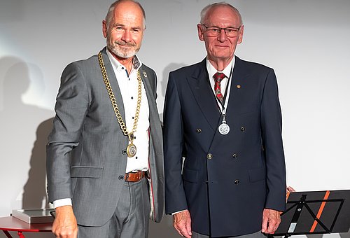 1. Bürgermeister Klaus Heilinglechner verleiht die Bürgermedaille an Jürgen Göbel