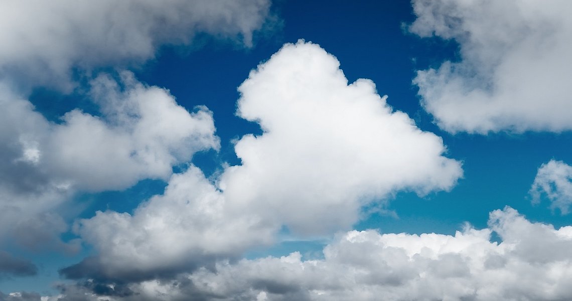 Symbolbild blauweißer Himmel mit Wolken