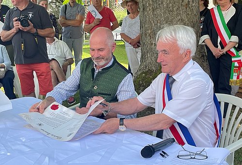 Bürgermeister André Meuraillon und Klaus Heilingelchner unterzeichnen die Urkunde zur Städtepartnerschaft