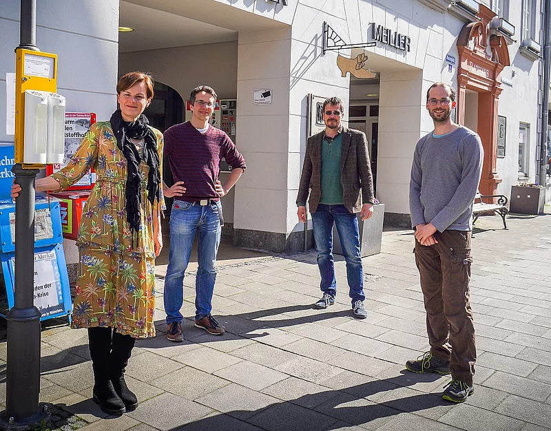 Neue gelbe Mülleimer für Zigarettenkippen sollen eine saubere Innenstadt fördern.
