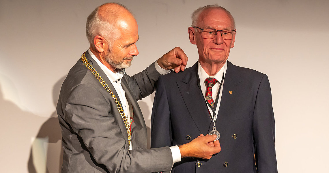 1. Bürgermeister Heilinglechner überreicht die Bürgermedaille an Herrn Göbel