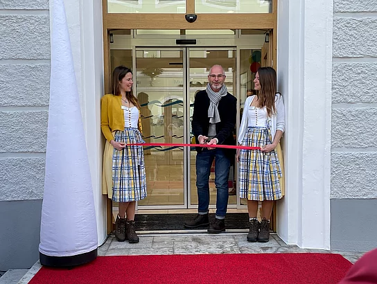 Bürgermeister durchschneidet das rote Band Bürgermeister durchschneidet das rote Band