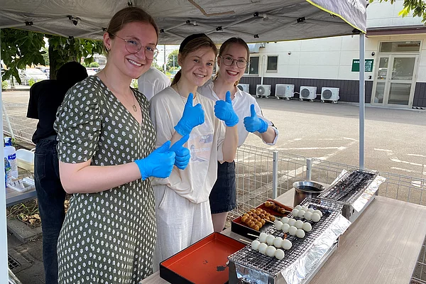 Julia, Christina und Johanna beim Grillen