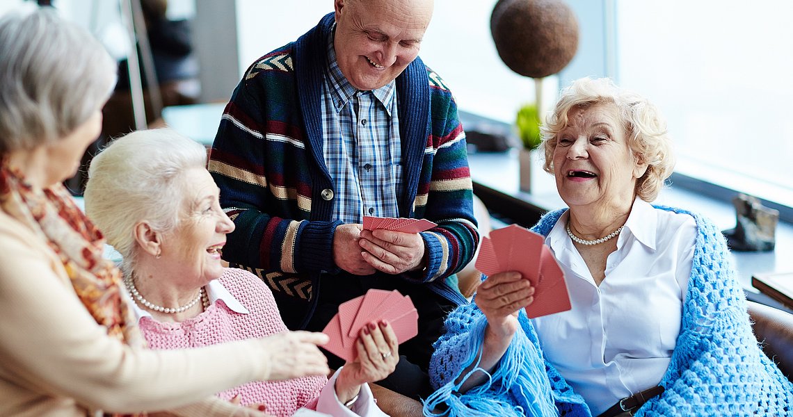 Symbolbild Seniorengruppe spielt Karten