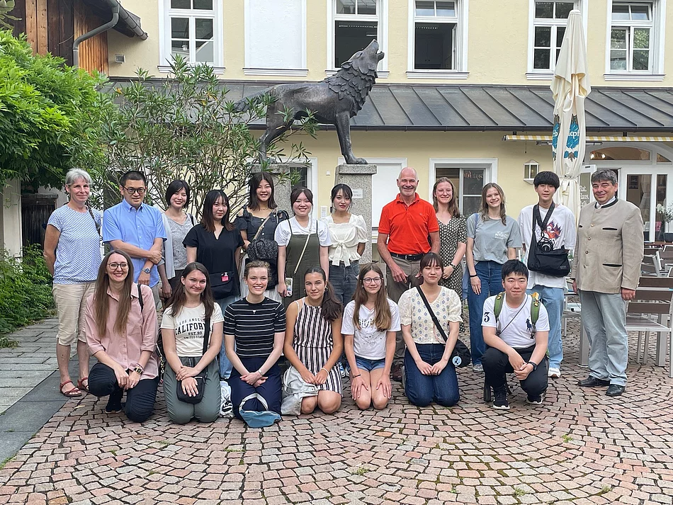 Gruppenbild Begrüßung der japanischen Jugendgruppe in Wolfratshausen