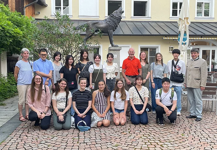 Gruppenbild Begrüßung der japanischen Jugendgruppe in Wolfratshausen