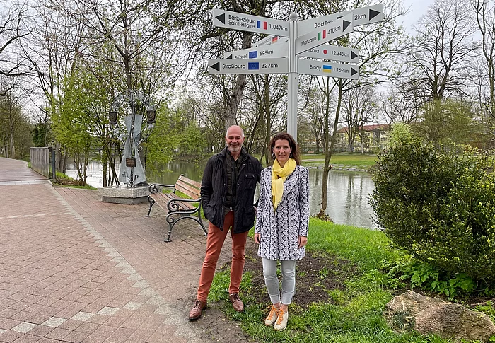 Wegweiser zu den Partner- und Freundschaftsstädten im Bild: Erster Bürgermeister Klaus Heilinglechner und Stadträtin Dr. Ulrike Krischke