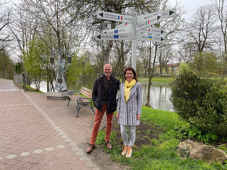 Wegweiser zu den Partner- und Freundschaftsstädten im Bild: Erster Bürgermeister Klaus Heilinglechner und Stadträtin Dr. Ulrike Krischke
