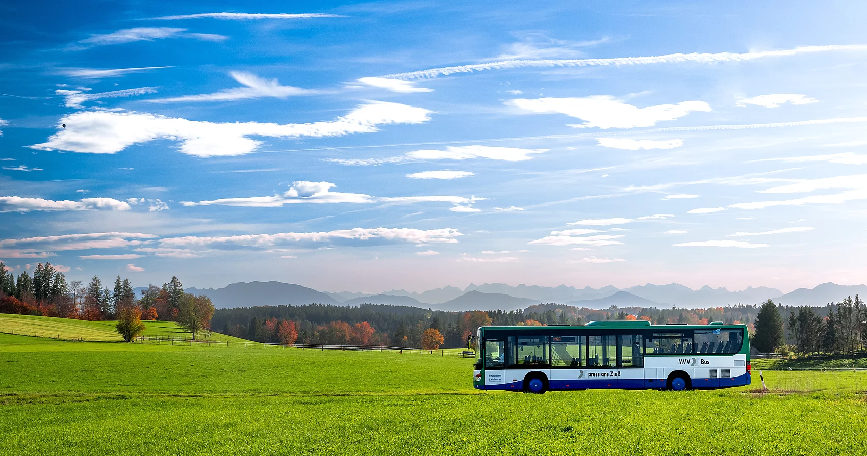 Bus fährt über Land 