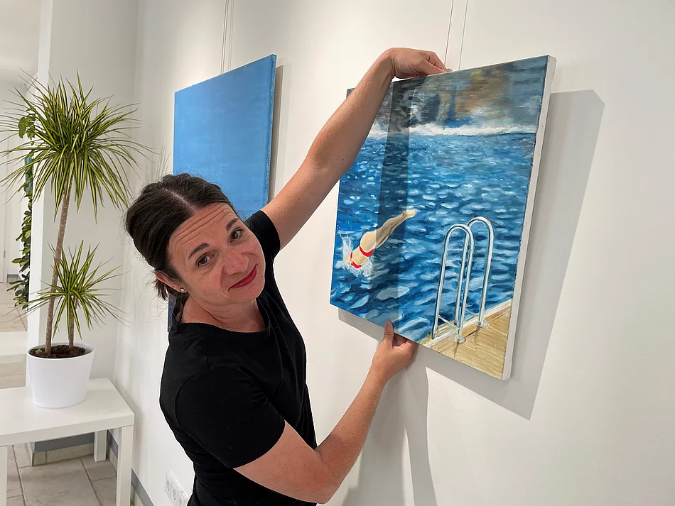 Daniela Satzinger beim Hänger der Bilder zur Sonderausstellung