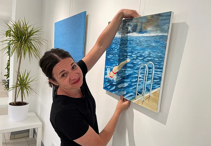 Daniela Satzinger beim Hänger der Bilder zur Sonderausstellung