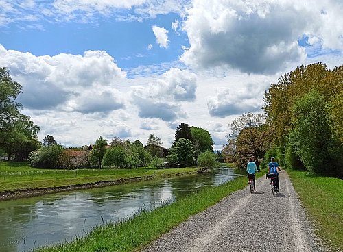 Radtfahrer auf einem Radweg entlang eines Kanals