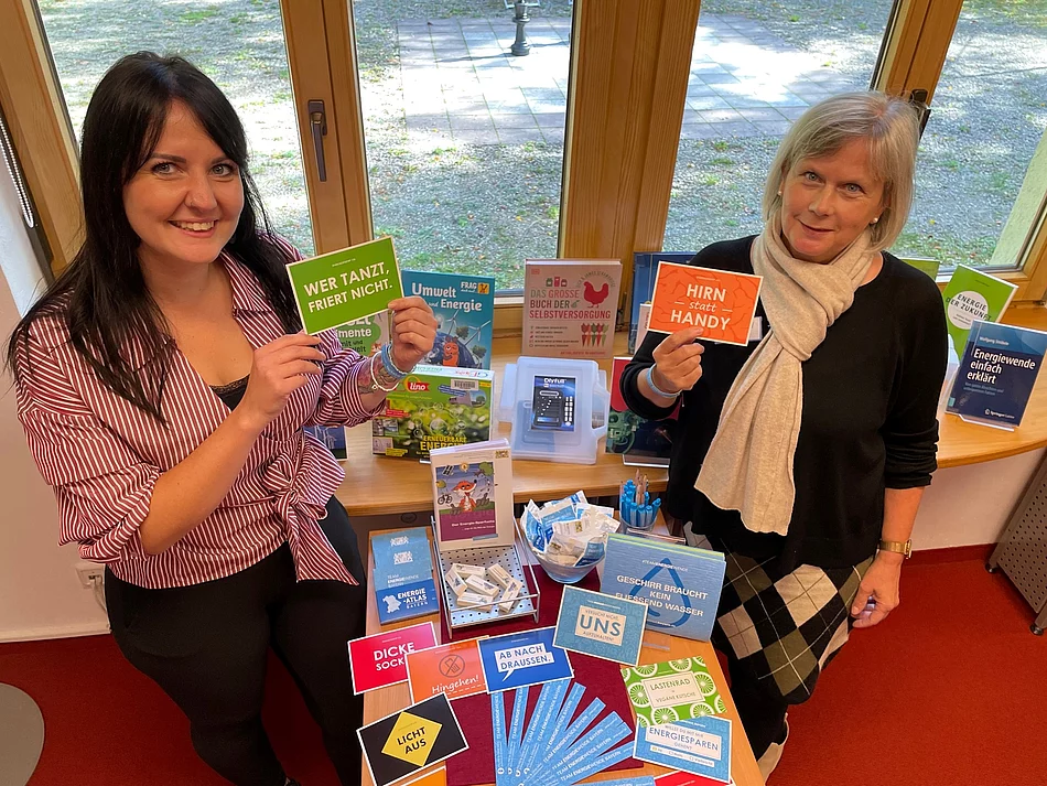 Klimamanagerin Vivian Horngacher und Leiterin der Bücherein Silke Vogel Klimamanagerin Vivian Horngacher und Leiterin der Bücherein Silke Vogel präsentieren die Bücher des Energiewende Tisches