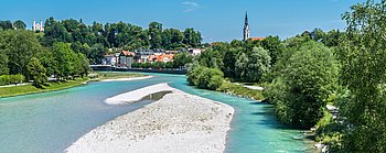 Stadtansicht von Bad Tölz, Flussbett der Isar im Vordergrund