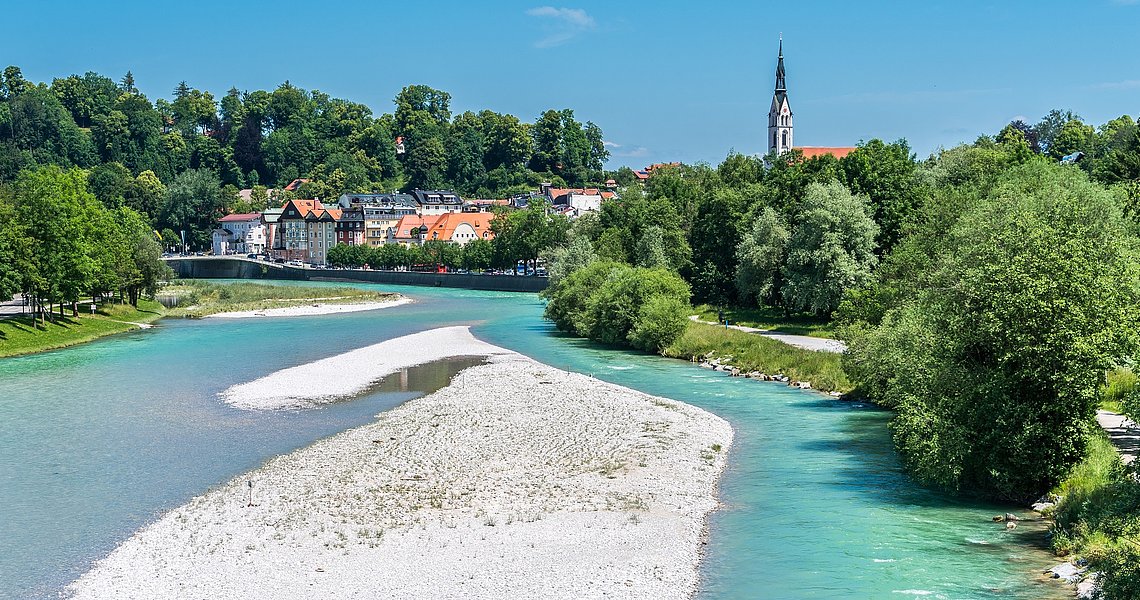 Stadtansicht von Bad Tölz, Flussbett der Isar im Vordergrund