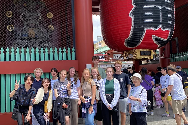 Gruppenbild vor Tempel in Tokio