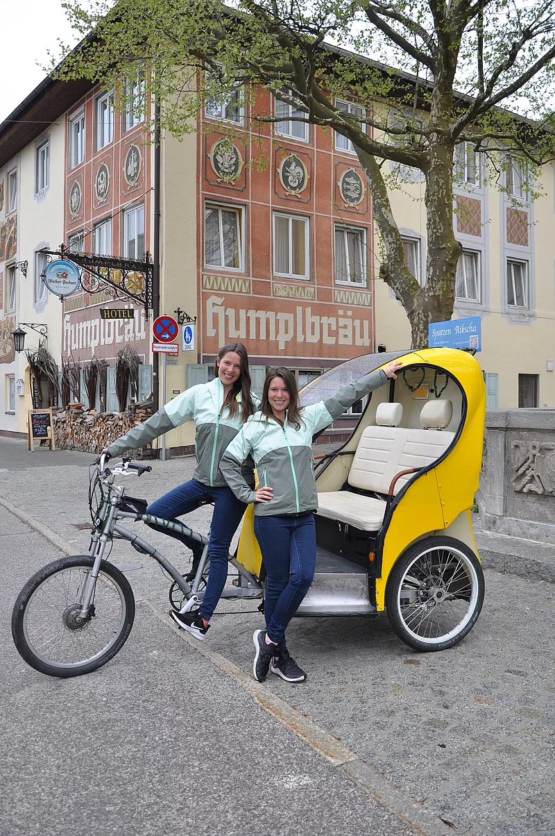 Die beiden Fahrerinnen vor ihrer gelben Rikscha