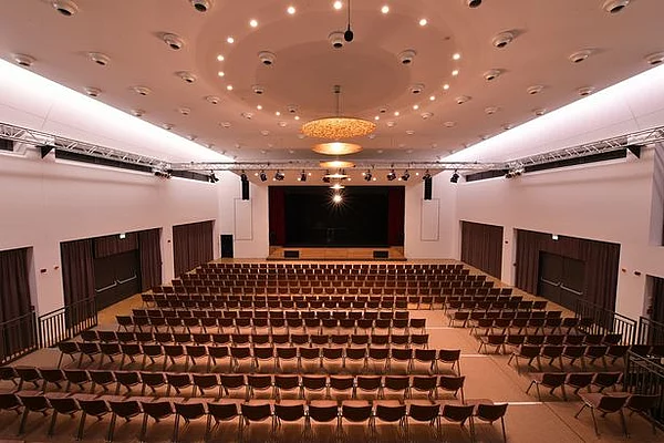 Loisachhalle mit Bühne