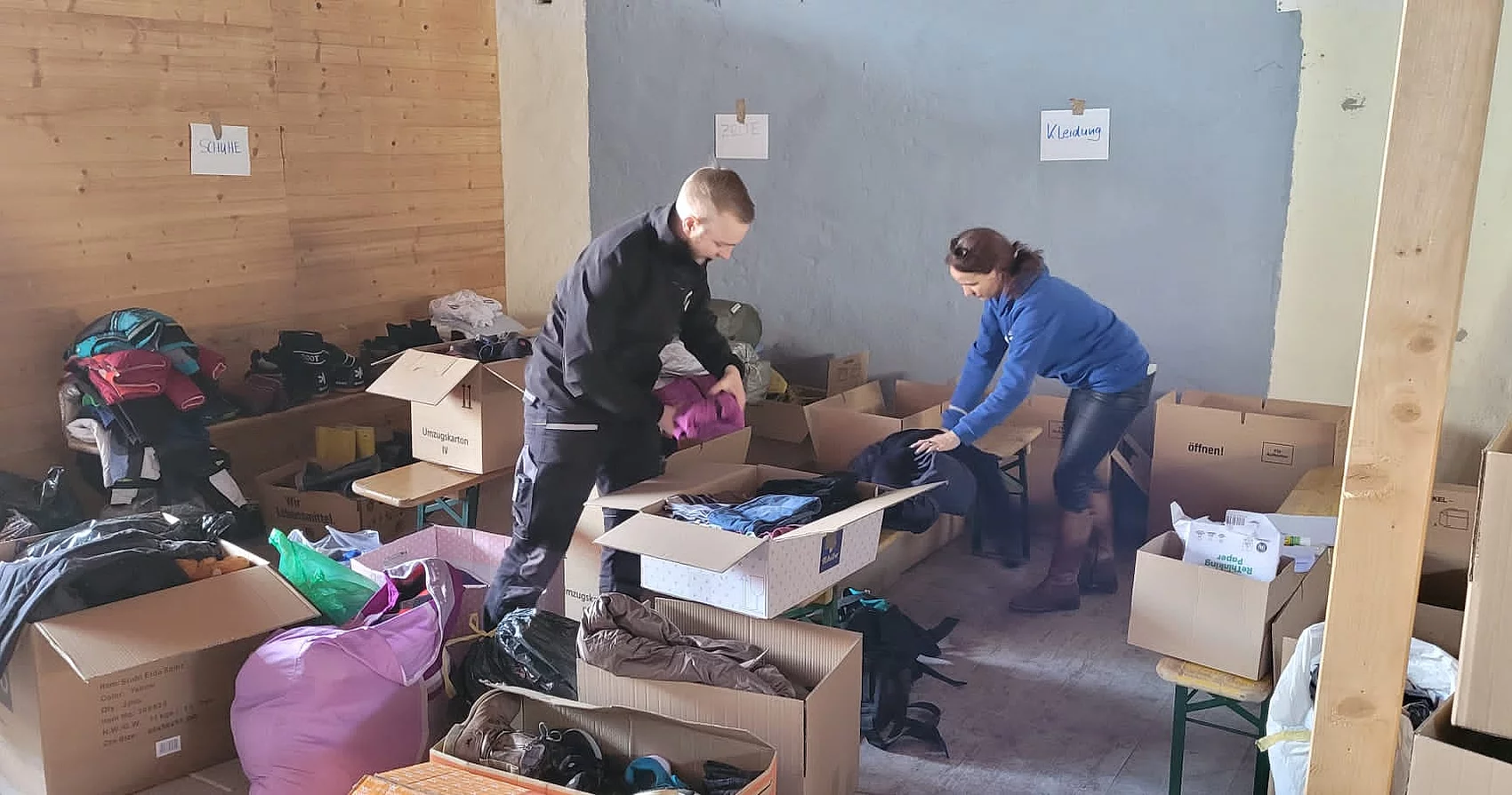 Helfende sortieren Spenden