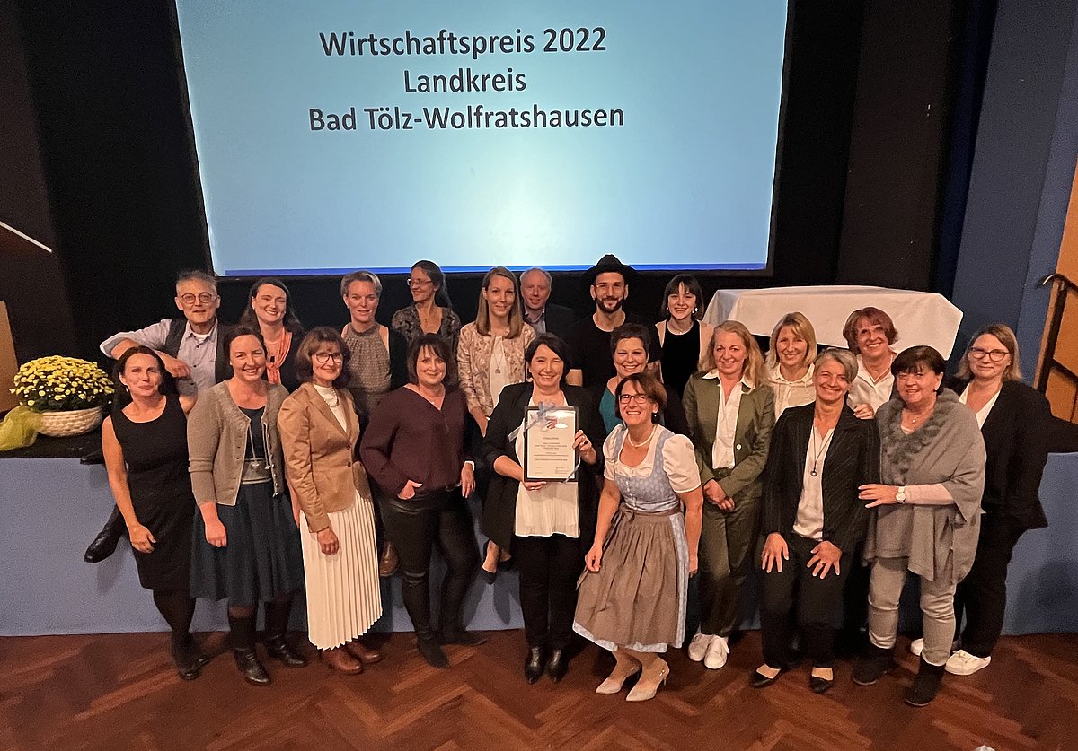 Gruppenbild des Kinder- und Jugendfördervereins Wolfratshausen e. V. bei der Verleihung des Anerkennungspreises