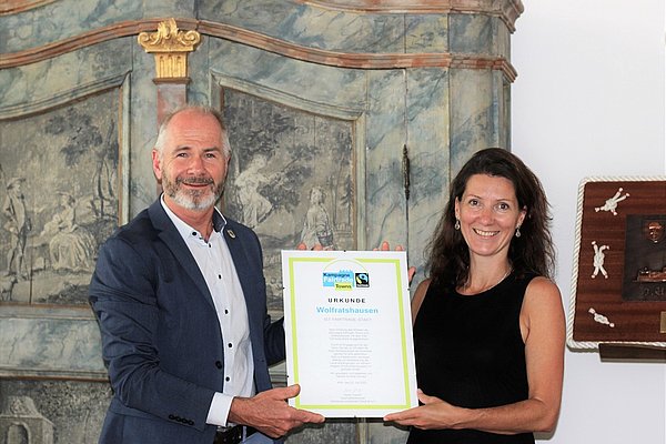 Bürgermeister Heilinglechner und Stadträtin Dr. Krischke mit der Urkunde Fairtrade Stadt Wolfratshausen