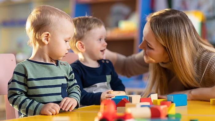 Symbolbild Tagesmutter mit Kleinkindern