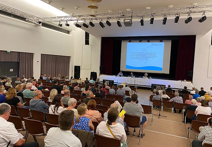 Publikum bei Bürgerversammlung 2022