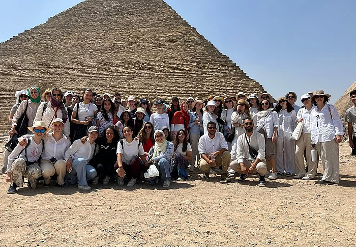 Gruppenbild des Chors vor Pyramiden