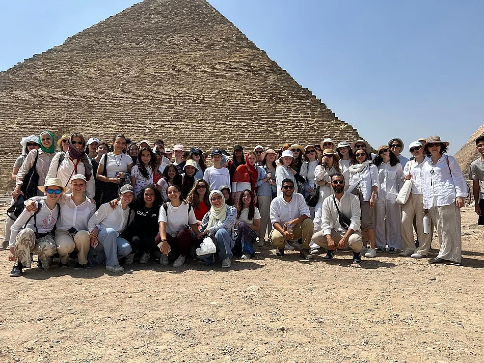 Gruppenbild des Chors vor Pyramiden Gruppenbild des Chors vor Pyramiden