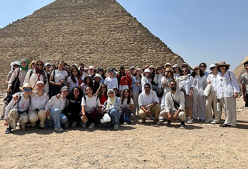 Gruppenbild des Chors vor Pyramiden