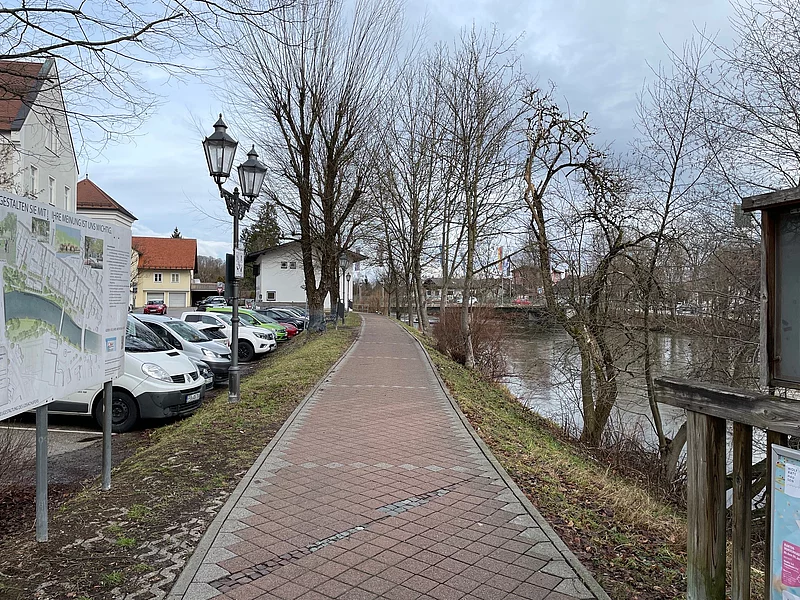 Westliches Flussufer 