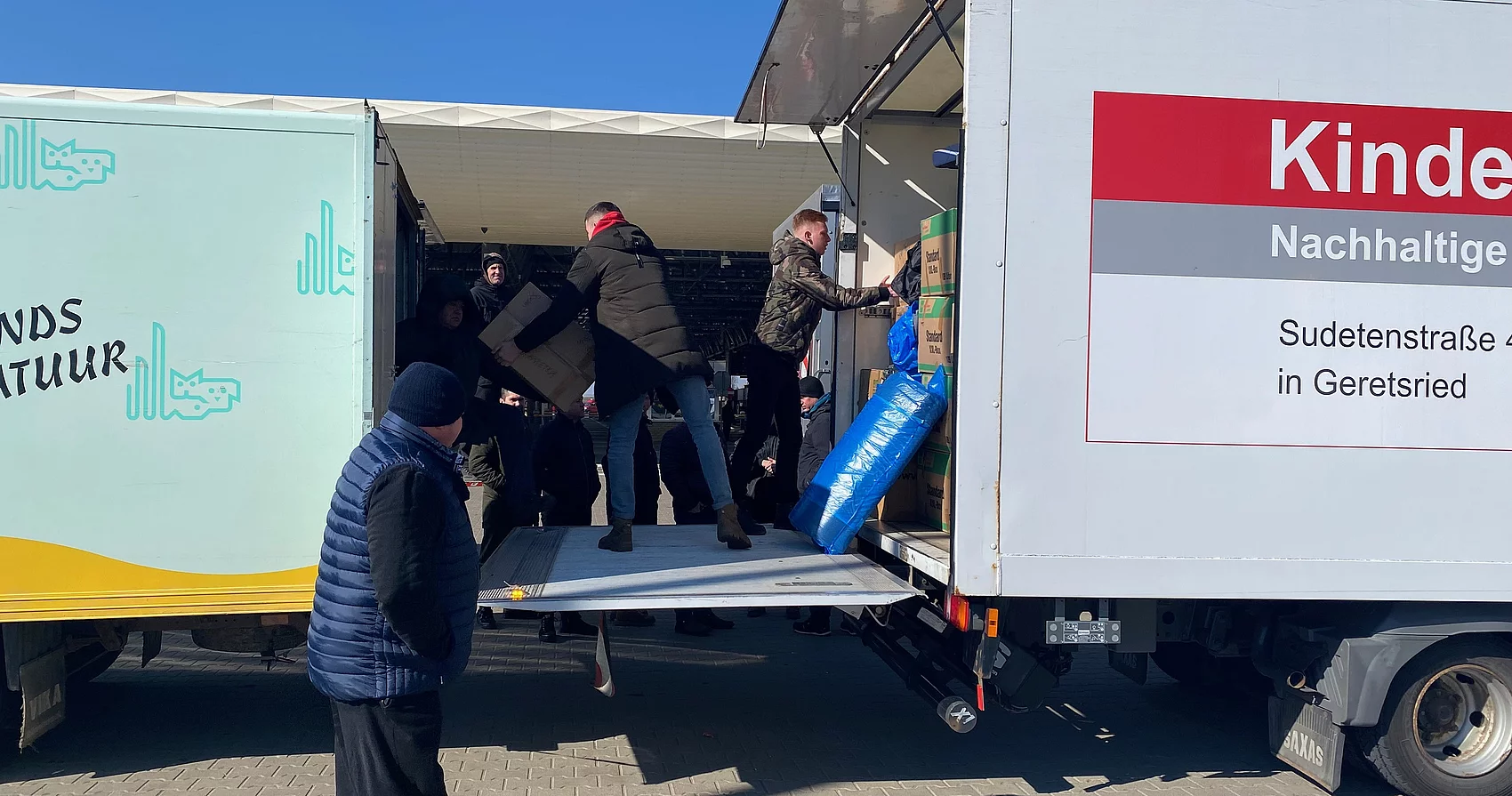 Umpacken der Spenden 