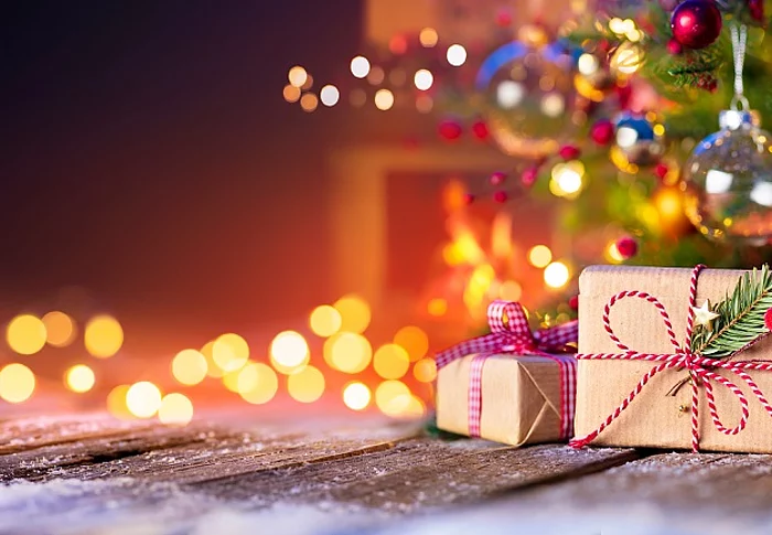 Symbolbild Weihnachtsbaum mit Geschenken