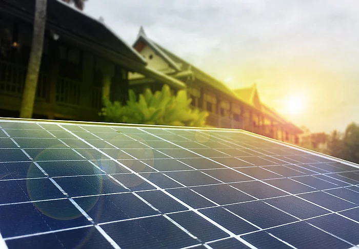 Symbolbild PV-Paneele vor einem Haus 