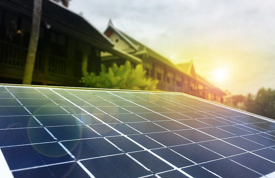 Symbolbild PV-Paneele vor einem Haus 