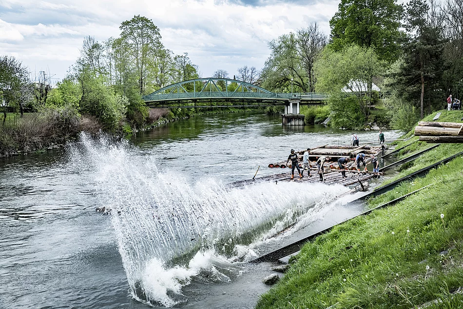 Symbolbild Floßstämme werden zu Wasser gelassen