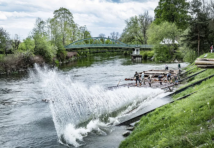 Symbolbild Floßstämme werden zu Wasser gelassen