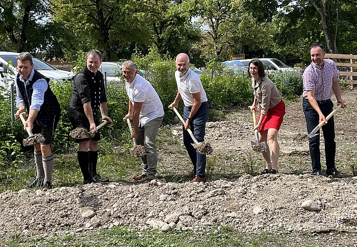 Spatenstich zur Schulhausbaustelle