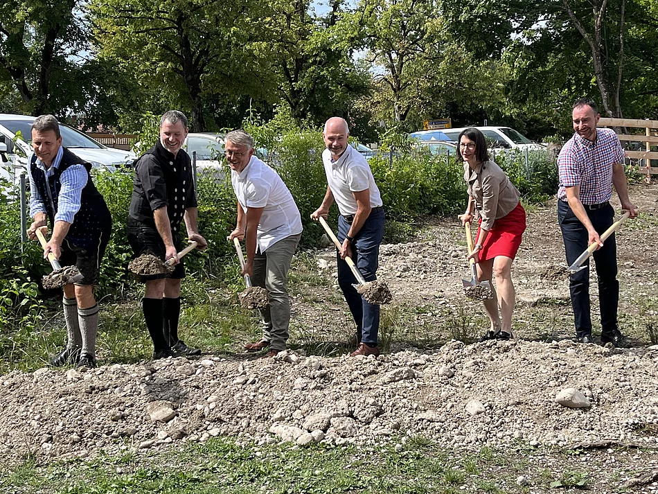 Spatenstich zur Schulhausbaustelle
