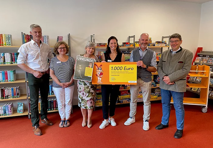 Gruppenbild Preisverleihung Lesezeichen: v. li. Alexander Usselmann, Martina Lechner, Silke Vogel, Katrin Reiser, 1. Bürgermeister Klaus Heilinglechner, Martin Melf