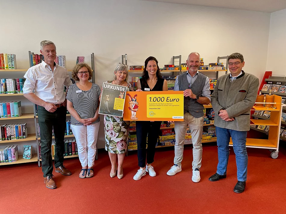 Gruppenbild Preisverleihung Lesezeichen: v. li. Alexander Usselmann, Martina Lechner, Silke Vogel, Katrin Reiser, 1. Bürgermeister Klaus Heilinglechner, Martin Melf