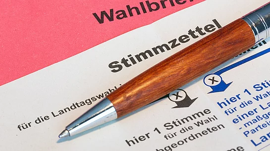 Symbolbild Briefwahlbogen mit Stift