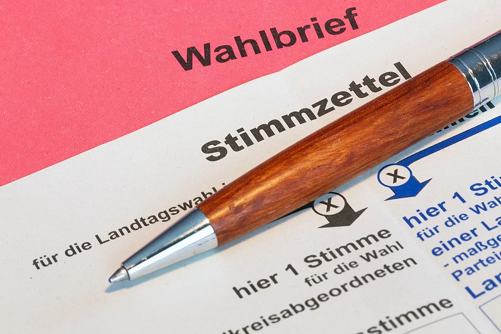Symbolbild Briefwahlbogen mit Stift
