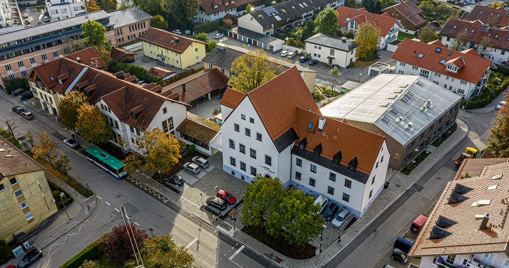 Gebäudekomplex im Vordergrund ehemalige Landwirtschaftsschule, jetzt Stadtarchiv
