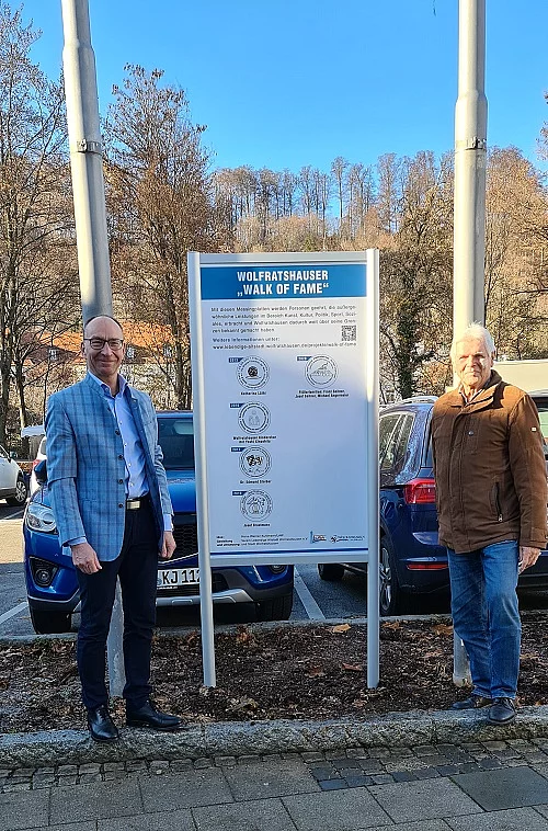 Infotafel zum Walk of Fame wird aufgestellt, auf dem Bild zu sehen v. li. 2. Bürgermeister Günter Eibl und LAW-Vorsitzender Hans-Werner Kuhlmann