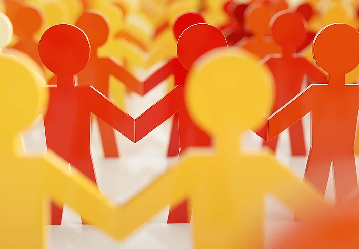 Symbolbild Figuren halten sich an den Händen 