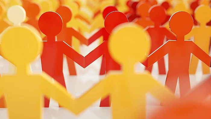 Symbolbild Figuren halten sich an den Händen 