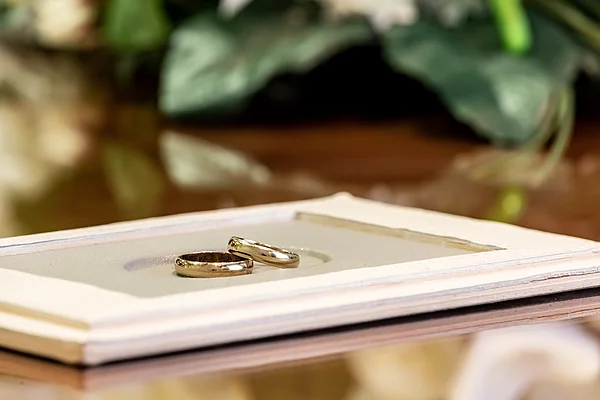 Ringkissen mit goldenen Eheringen