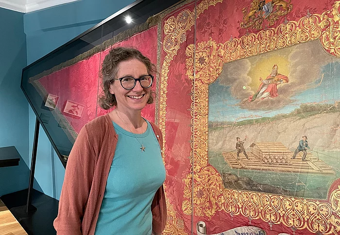 Annekatrin Schulz vor Flößerfahne