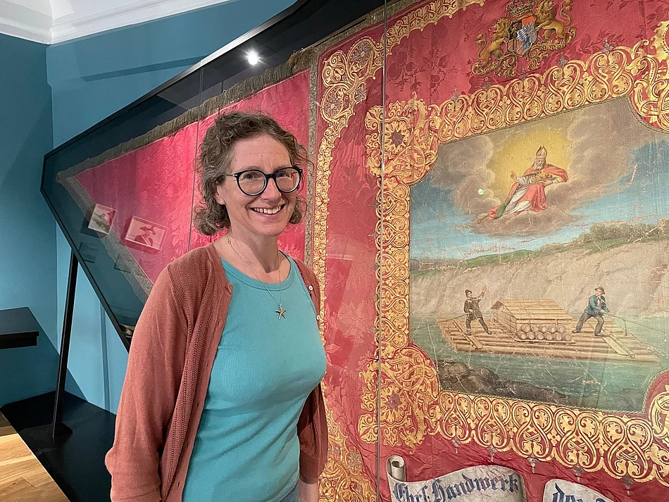 Annekatrin Schulz vor Flößerfahne